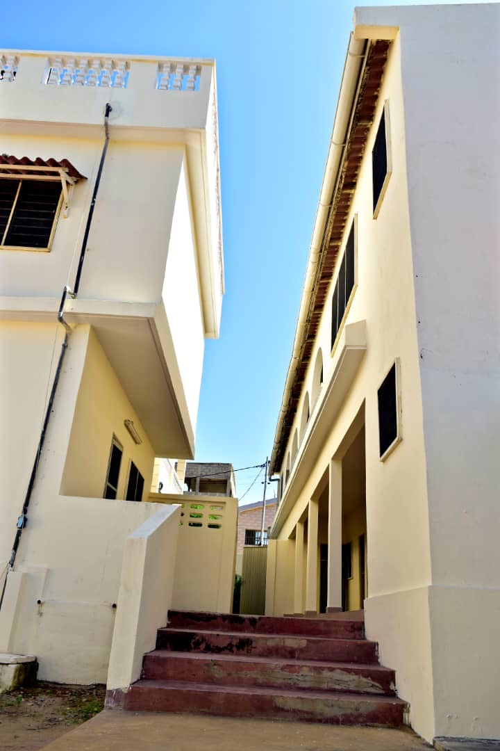 À VENDRE – Villa 14 pièces en angle de rue à Kpogan | 900 m² en bordure du goudron | 200 millions FCFA