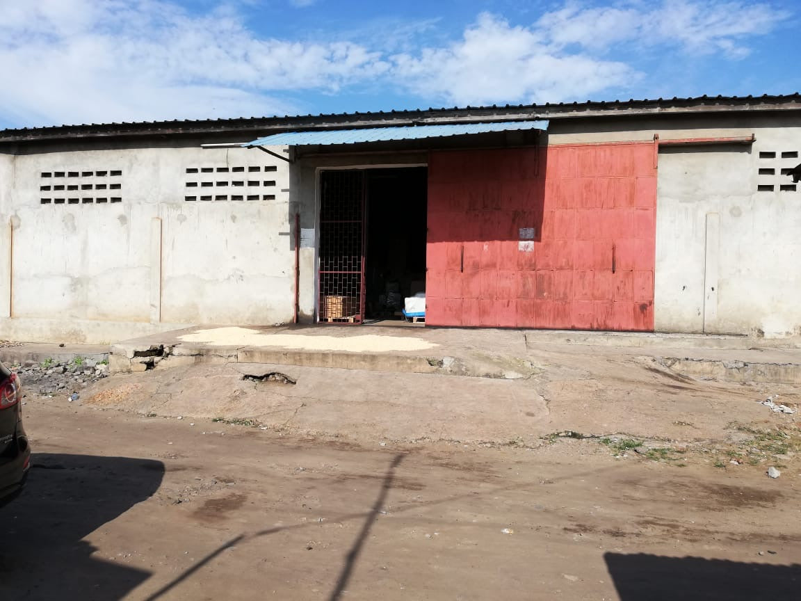 ENTREPÔT À VENDRE À NYEKONAKPOÉ