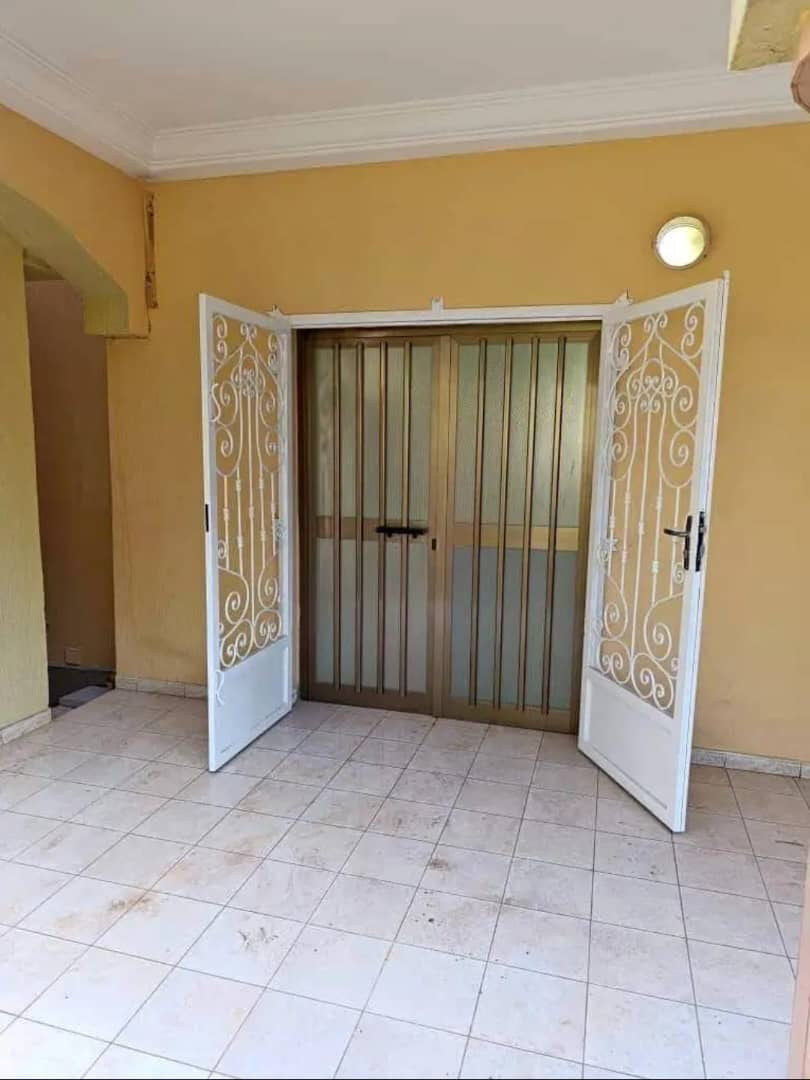 VILLA 9 PIÈCES À VENDRE À HÉDZRANAWOÉ – 1 LOT – PROCHE PHARMACIE RAOUDHA