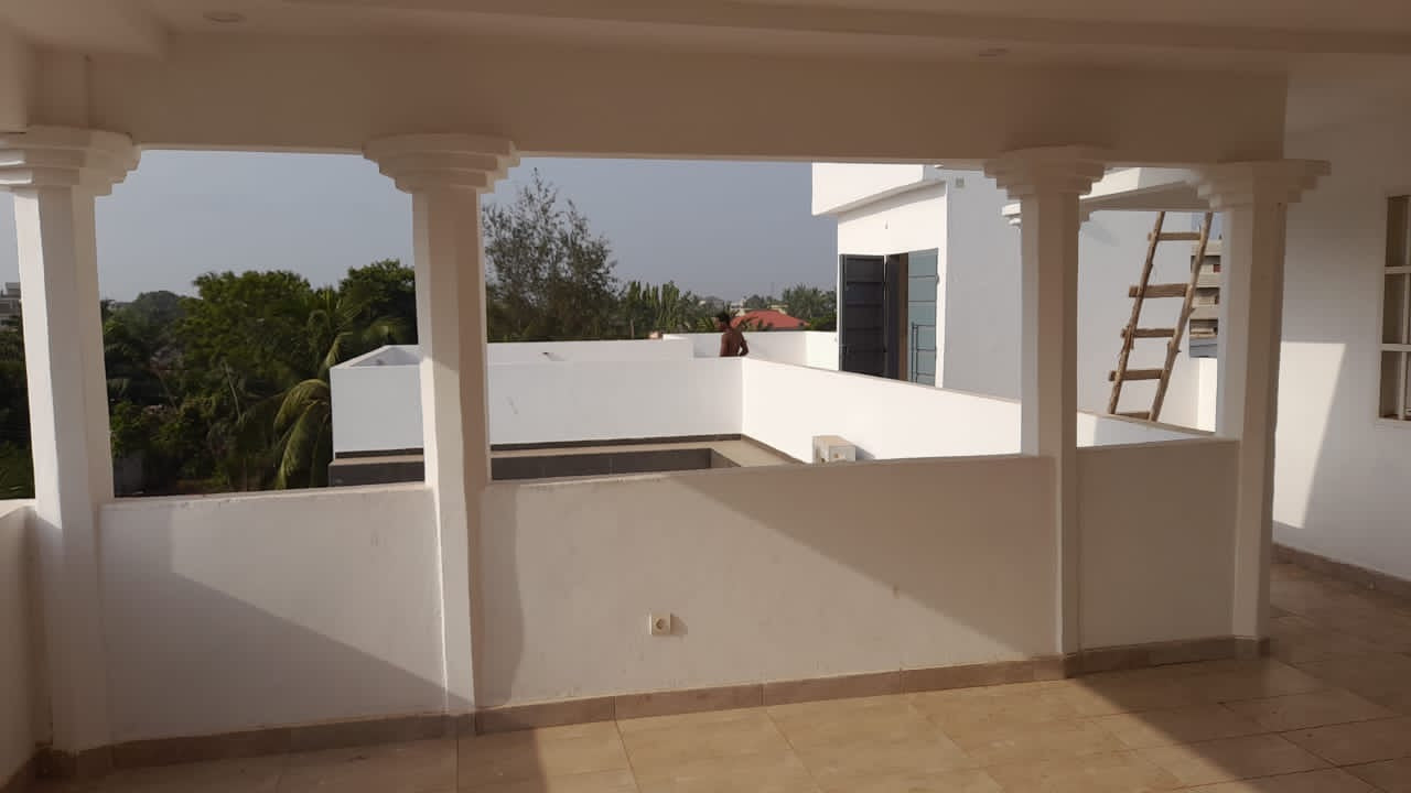 VILLA 6 PIÈCES AVEC PISCINE À VENDRE À DJIDJOLÉ – 600m²