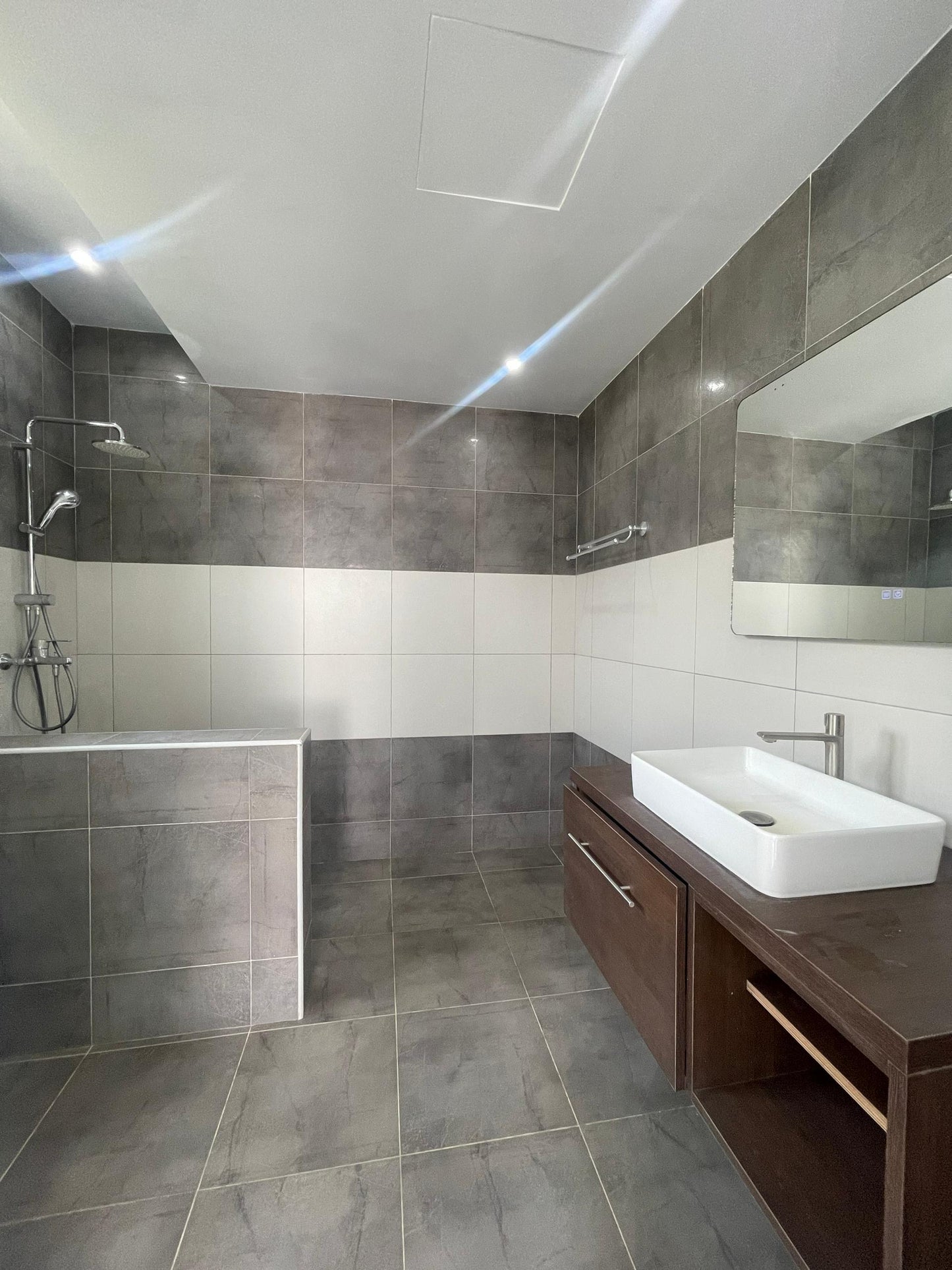 VILLA 5 CHAMBRES AVEC PISCINE À LOUER À LOMÉ - KODJOVIAKOPÉ (MEUBLÉE & NON MEUBLÉE)