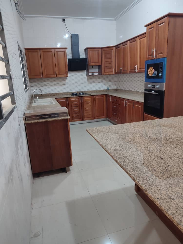 À LOUER – VILLA MEUBLÉE DE 6 PIÈCES AVEC PISCINE À LA RÉSIDENCE DU BÉNIN (CAISSE)