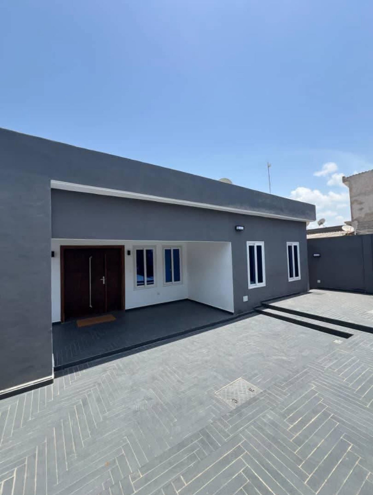 À LOUER : VILLA MEUBLÉE AVEC PISCINE DE 2 CHAMBRES À DJIDJOLÉ KOUVAHEY