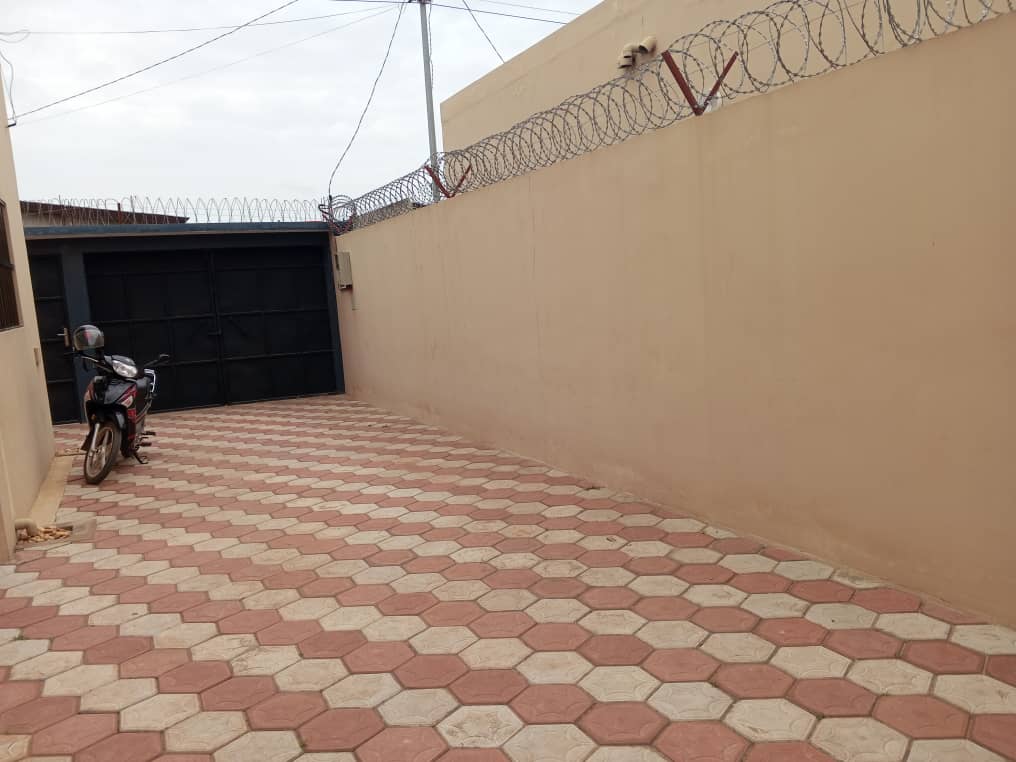 À LOUER – VILLA MEUBLÉE 4 PIÈCES (3 CHAMBRES, 1 SALON) À ADIDOGOMÉ MOKPOKPO