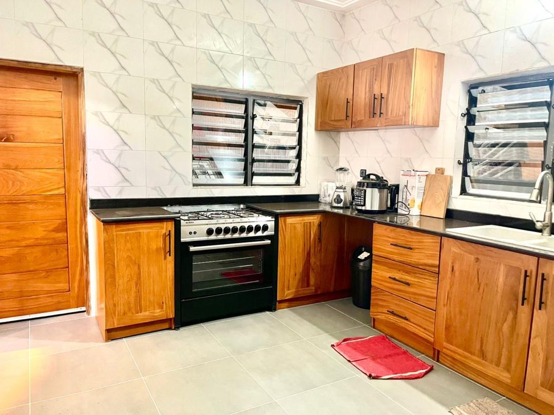 À LOUER – VILLA MEUBLÉE DE 4 PIÈCES À AGOÈ SOGBOSSITO (ANOKUI) – 450.000 FCFA/MOIS