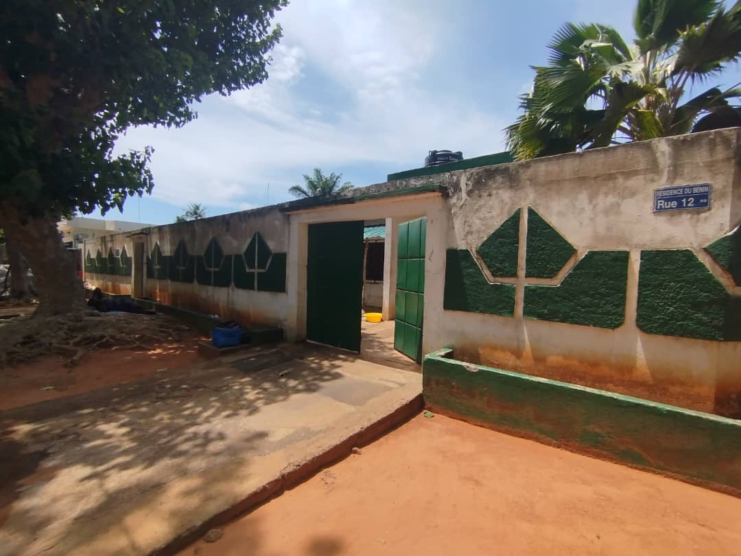 MAISON DE 4 PIÈCES À VENDRE À LOMÉ, LA CAISSE – ANGLE DE RUE AVEC ESPACE PISCINE