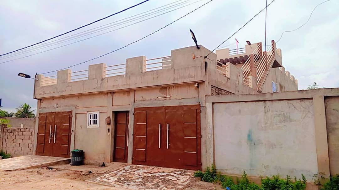 VILLA DUPLEX À VENDRE À AGOÈ – 6 CHAMBRES, 2 SALONS – 55 MILLIONS (FRAIS INCLUS)