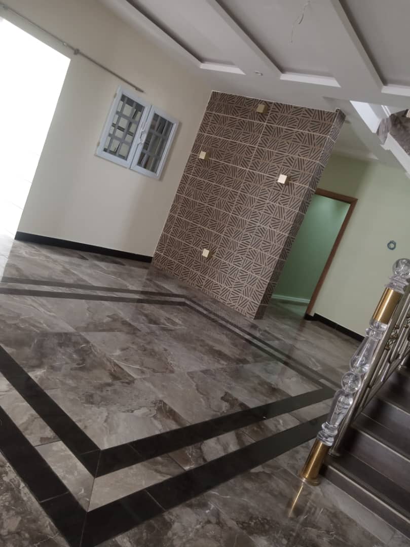 UNE VILLA À VENDRE À ADIDOGOMÉ, BASE EBOMAF - 7 PIÈCES
