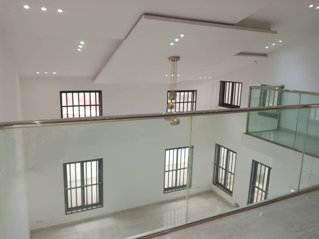 VILLA DE 11 PIÈCES À LOUER À ADIDOGOMÉ – IDÉALE POUR HABITATION OU SIÈGE D’ENTREPRISE