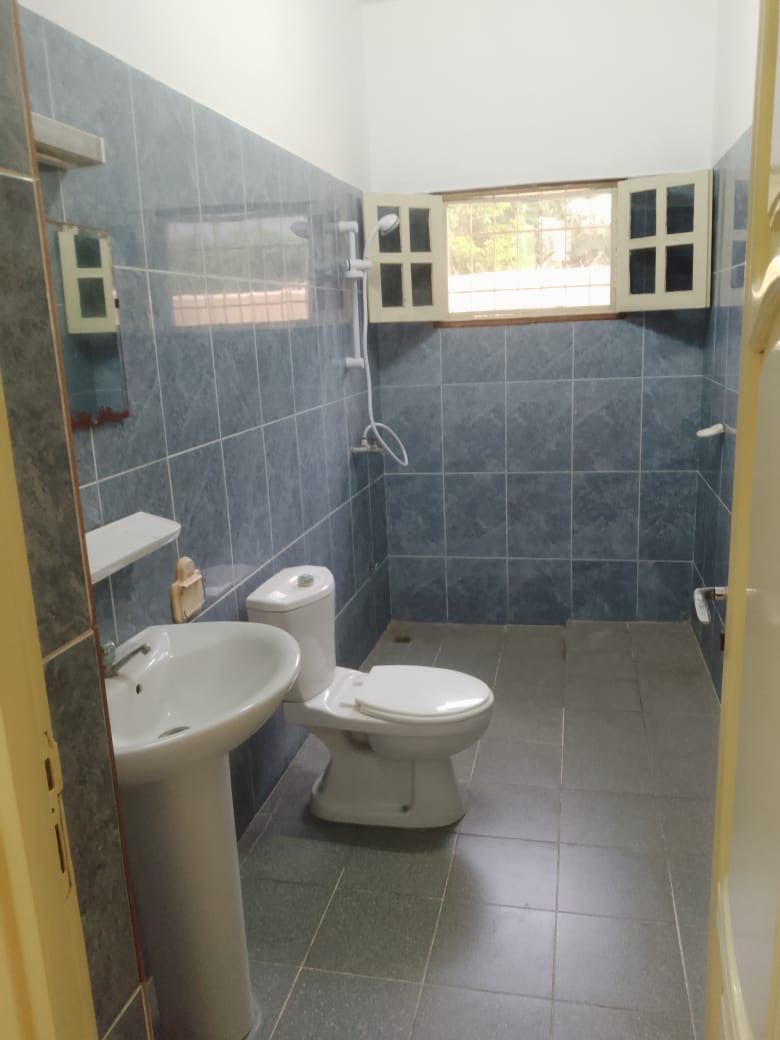 VILLA R+1 EN ANGLE DE RUE À VENDRE À HEDZRANAWOÉ – 4 CHAMBRES, 2 SALONS – 90 MILLIONS