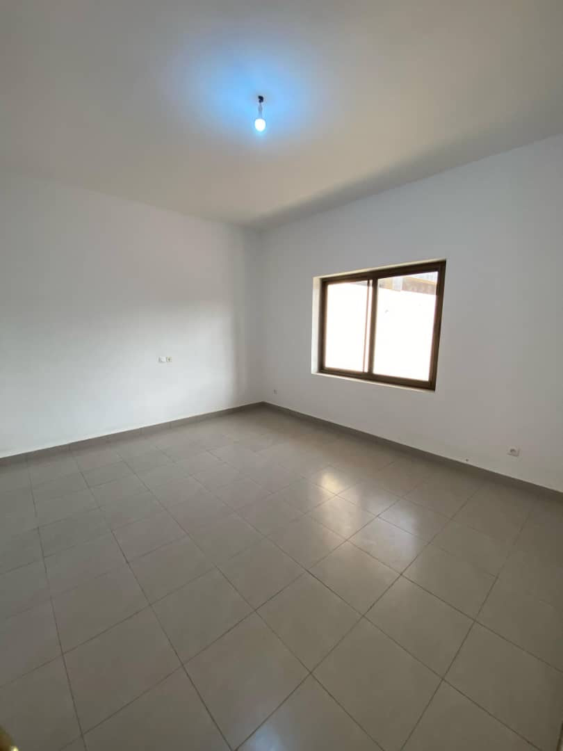 VILLA 9 PIÈCES À LOUER À TOTSI-ADIDOADIN – 350M DU GOUDRON