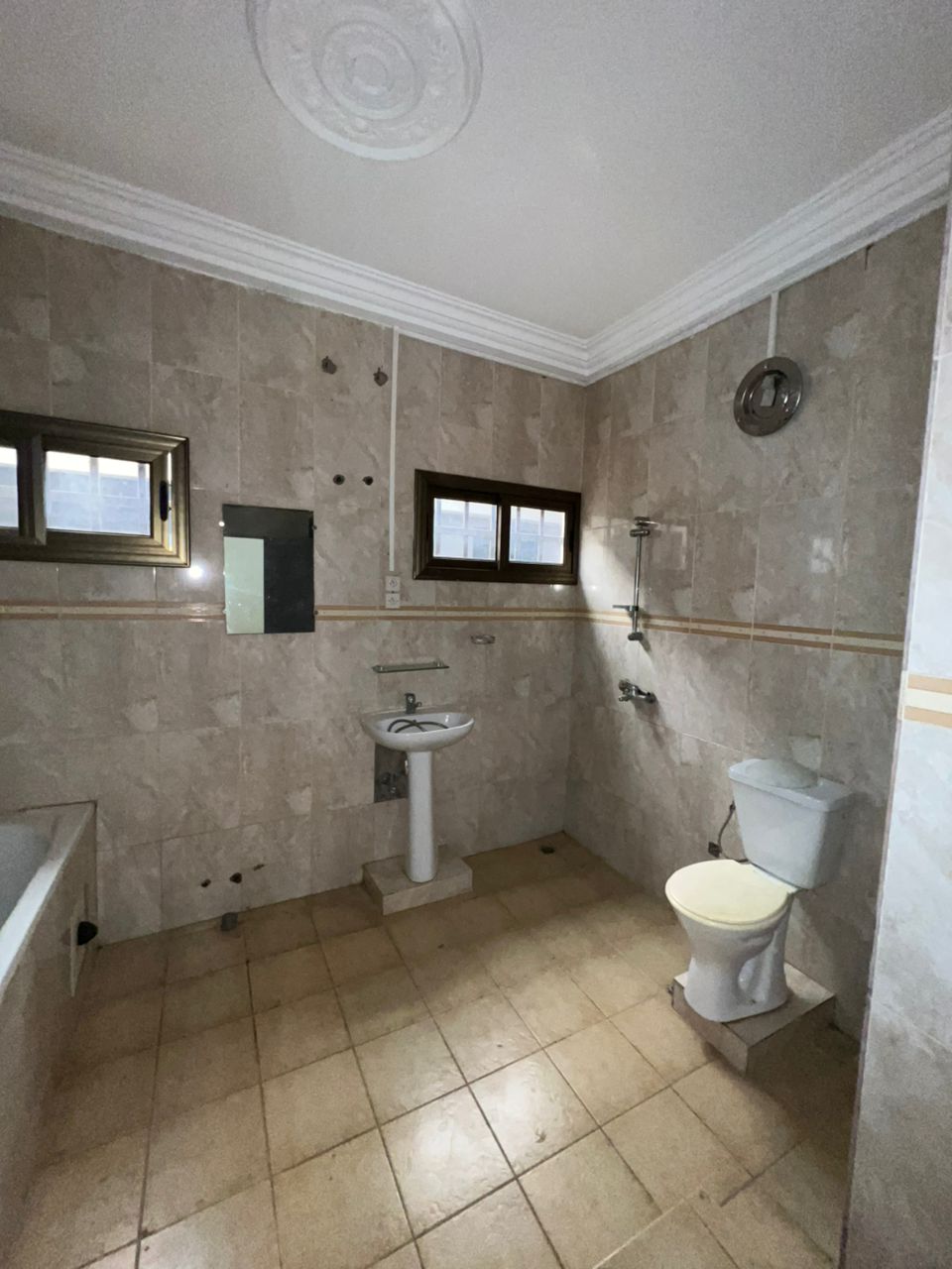 LOMÉ - NANÉGBÉ – VILLA 3 CHAMBRES À VENDRE SUR 300 M²
