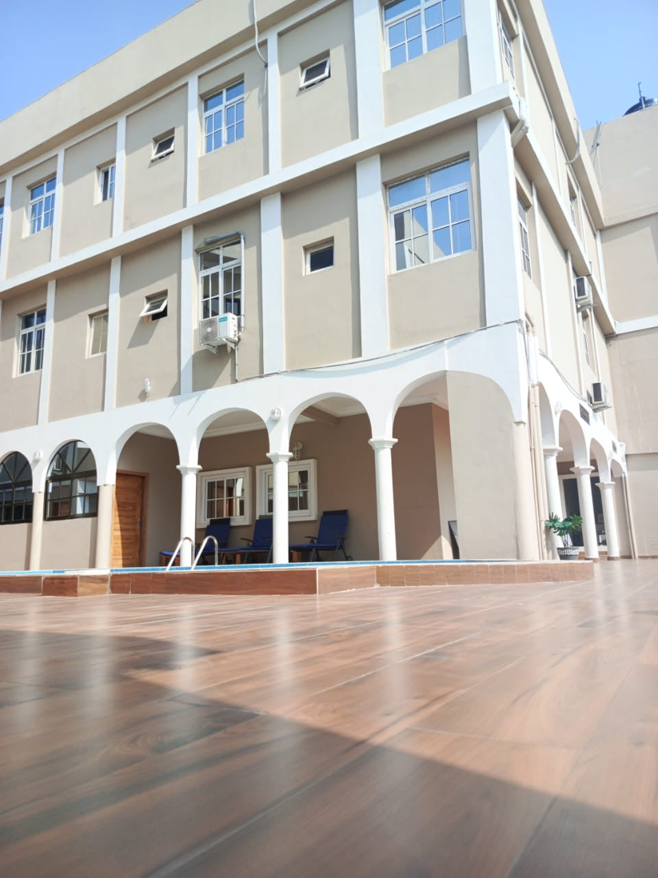 HÔTEL À VENDRE À AGBODRAFO - 25 CHAMBRES, PISCINE, RESTAURANT