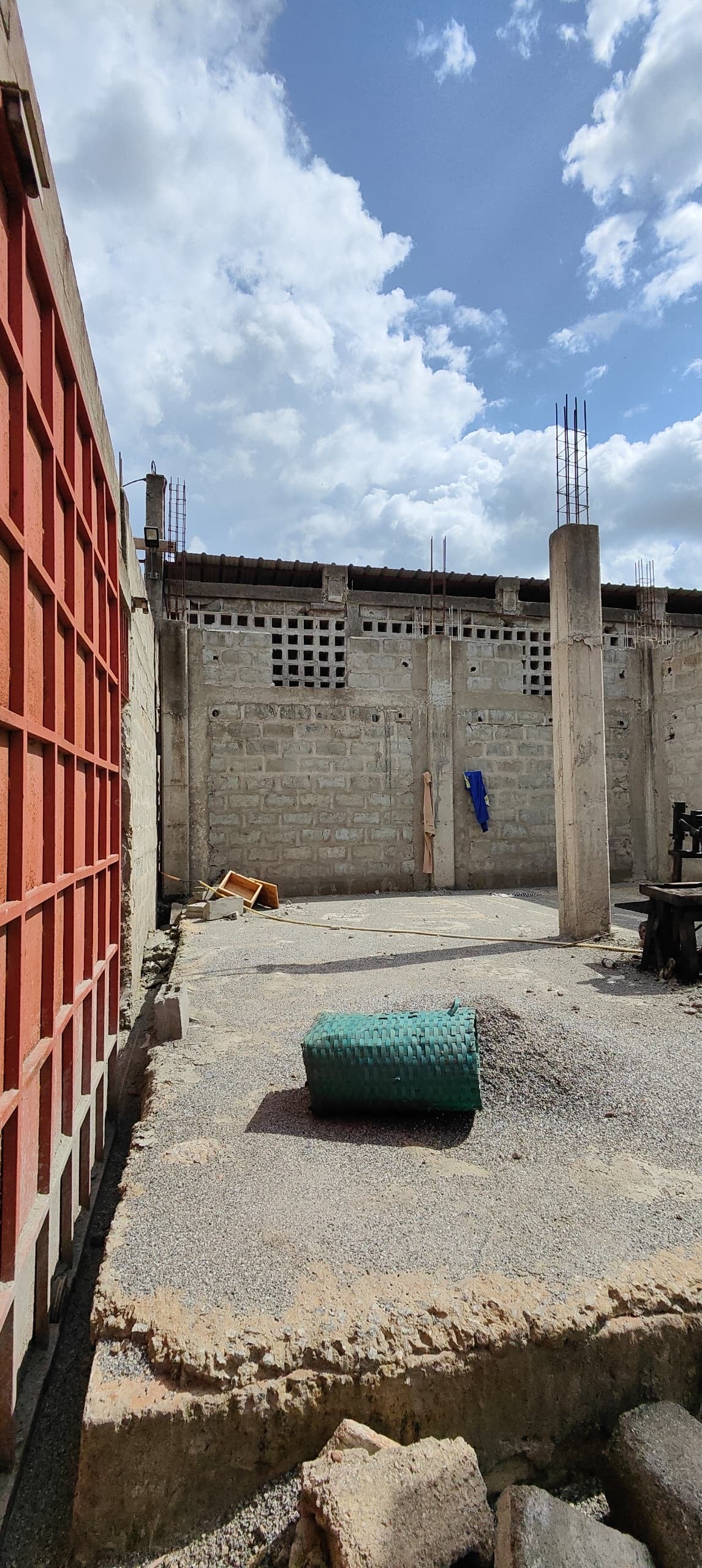 UN IMMEUBLE ET ENTREPÔT À VENDRE À AGOÈ VAKPOSSITO – CAMP GP
