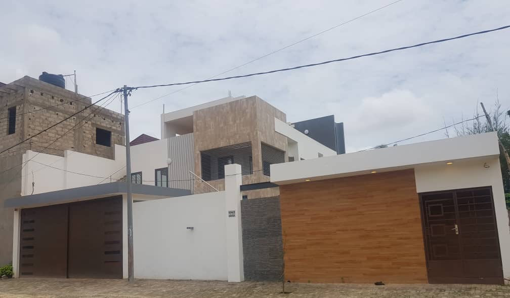 VILLA DE 11 PIÈCES À LOUER À ADIDOGOMÉ – IDÉALE POUR HABITATION OU SIÈGE D’ENTREPRISE