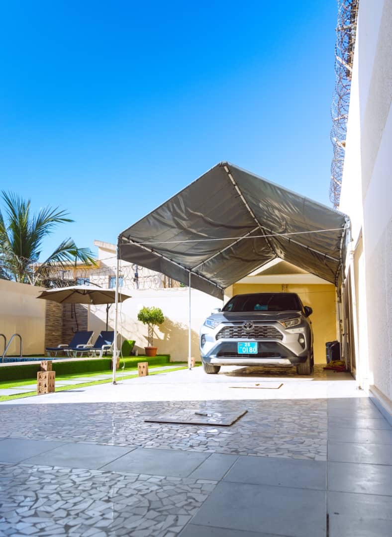 À LOUER – VILLA MEUBLÉE DUPLEX DE 6 PIÈCES AVEC PISCINE, ROOFTOP ET JARDIN À AVÉDJI – 1.400.000F CFA/MOIS