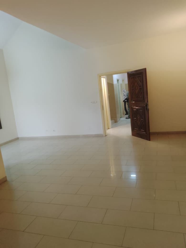 VILLA R+1 EN ANGLE DE RUE À VENDRE À HEDZRANAWOÉ – 4 CHAMBRES, 2 SALONS – 90 MILLIONS