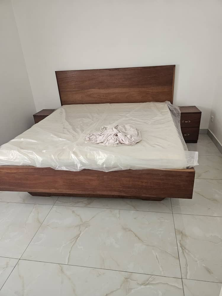 À LOUER – MAISON TRIPLEX DE 10 PIÈCES À NYÉKONAKPOÉ, BORD DU GOUDRON
Prix : 1.000.000 FCFA / mois