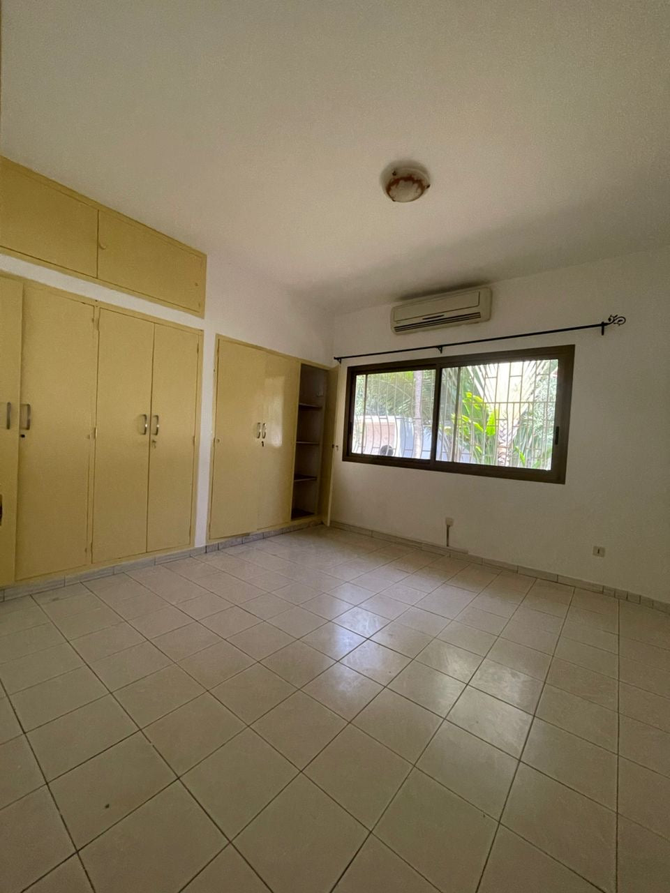 À LOUER – Villa 10 pièces avec piscine sur 900 m² à La Caisse (Résidence du Bénin) | 1.200.000 FCFA/mois