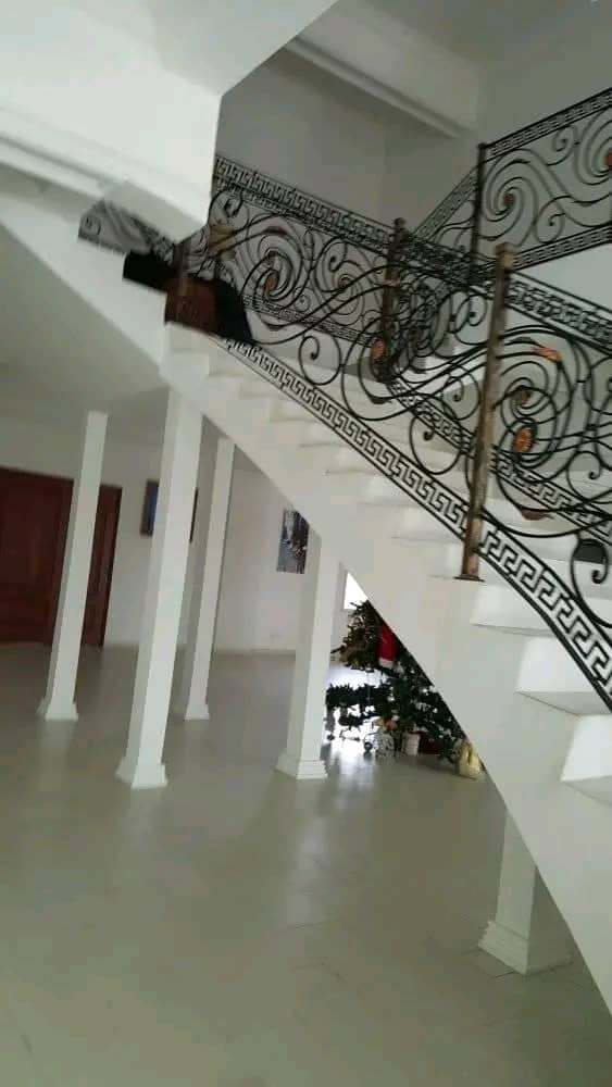 À VENDRE – Villa 13 pièces avec piscine et rooftop à Kpogan Agodéké | 3600 m² (6 lots) | 650 millions FCFA