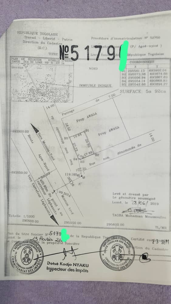 TERRAIN CLÔTURÉ À VENDRE À AGOÈ LÉGBASSITO – ANGLE RUE