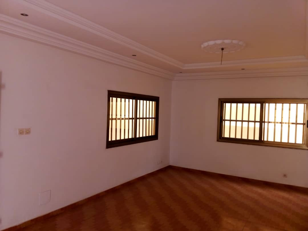 VILLA R+1 DE 10 PIÈCES À VENDRE À ADIDOGOMÉ ASSIYÉYÉ – À 300M DU GOUDRON
