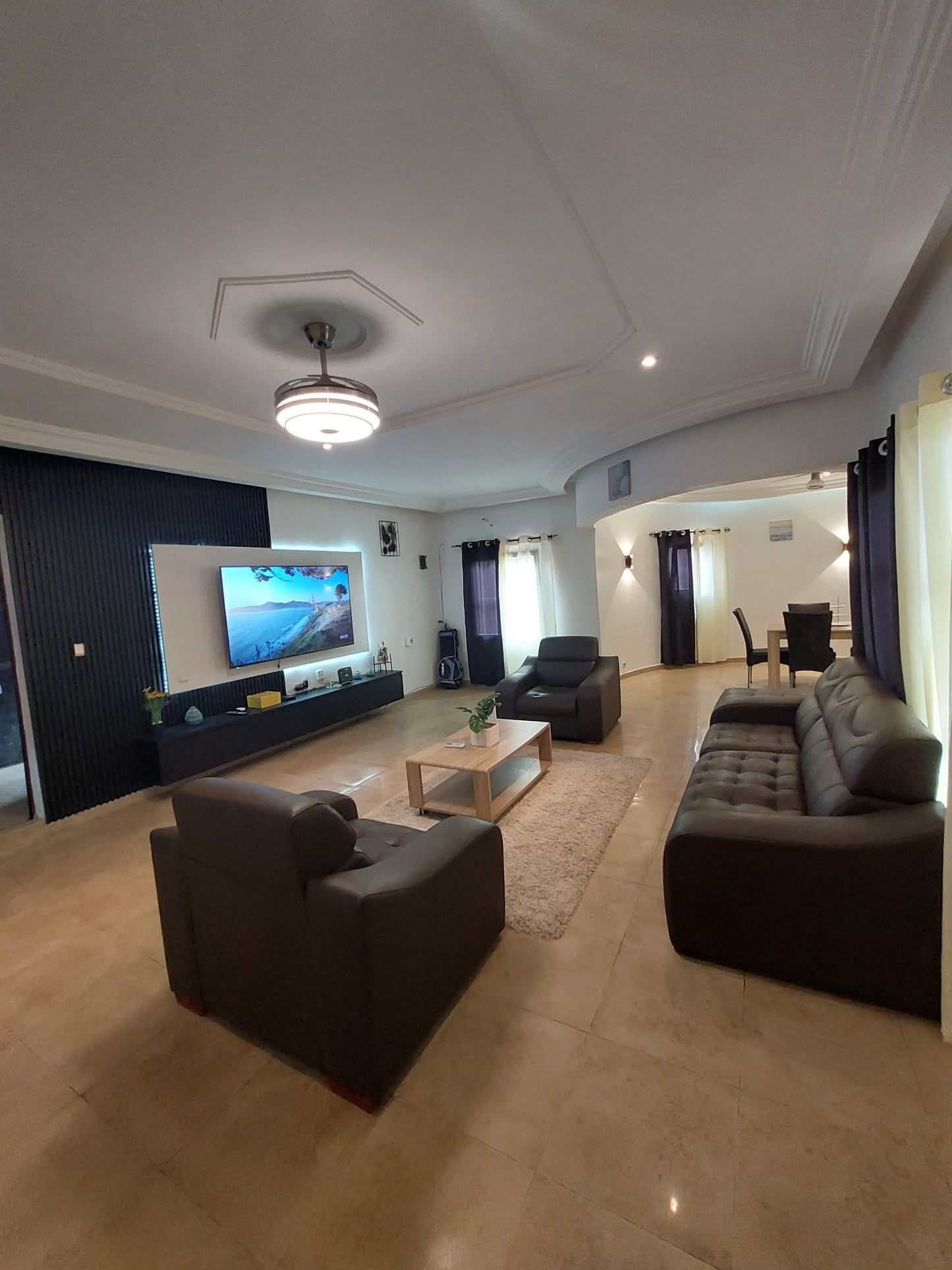 À LOUER – VILLA MEUBLÉE 4 PIÈCES (3 CHAMBRES SALON) AVEC PISCINE ET JARDIN À KPOGAN