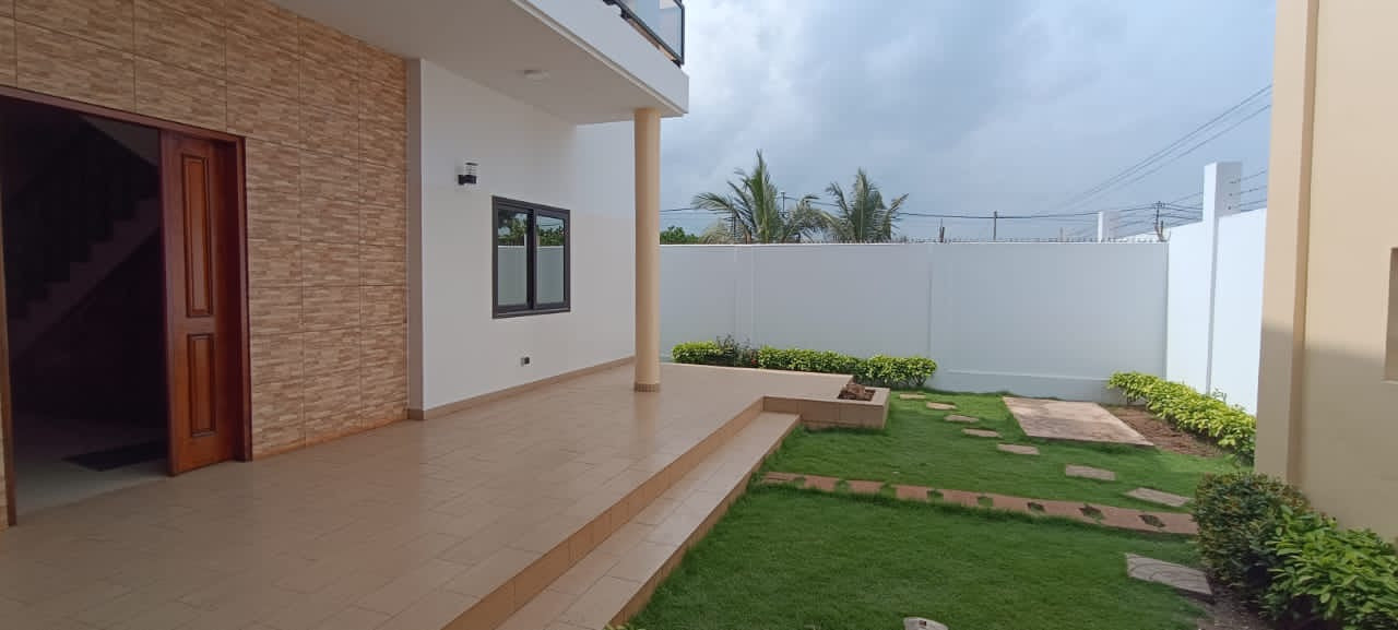 À LOUER – Villa 6 pièces avec piscine à Hedzranawoé Tigamé, à 20 m du goudron | 1,5 million FCFA/mois