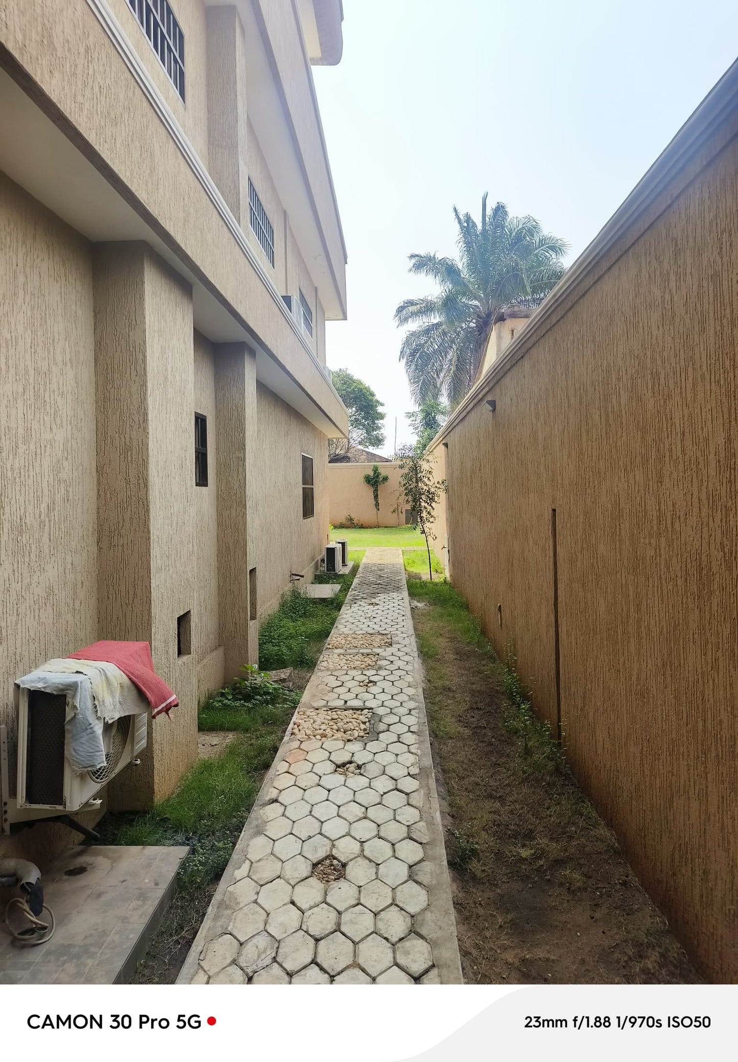 RÉSIDENCE 11 PIÈCES À VENDRE À NYÉKONAKPOÈ – 900 m² | TITRE FONCIER