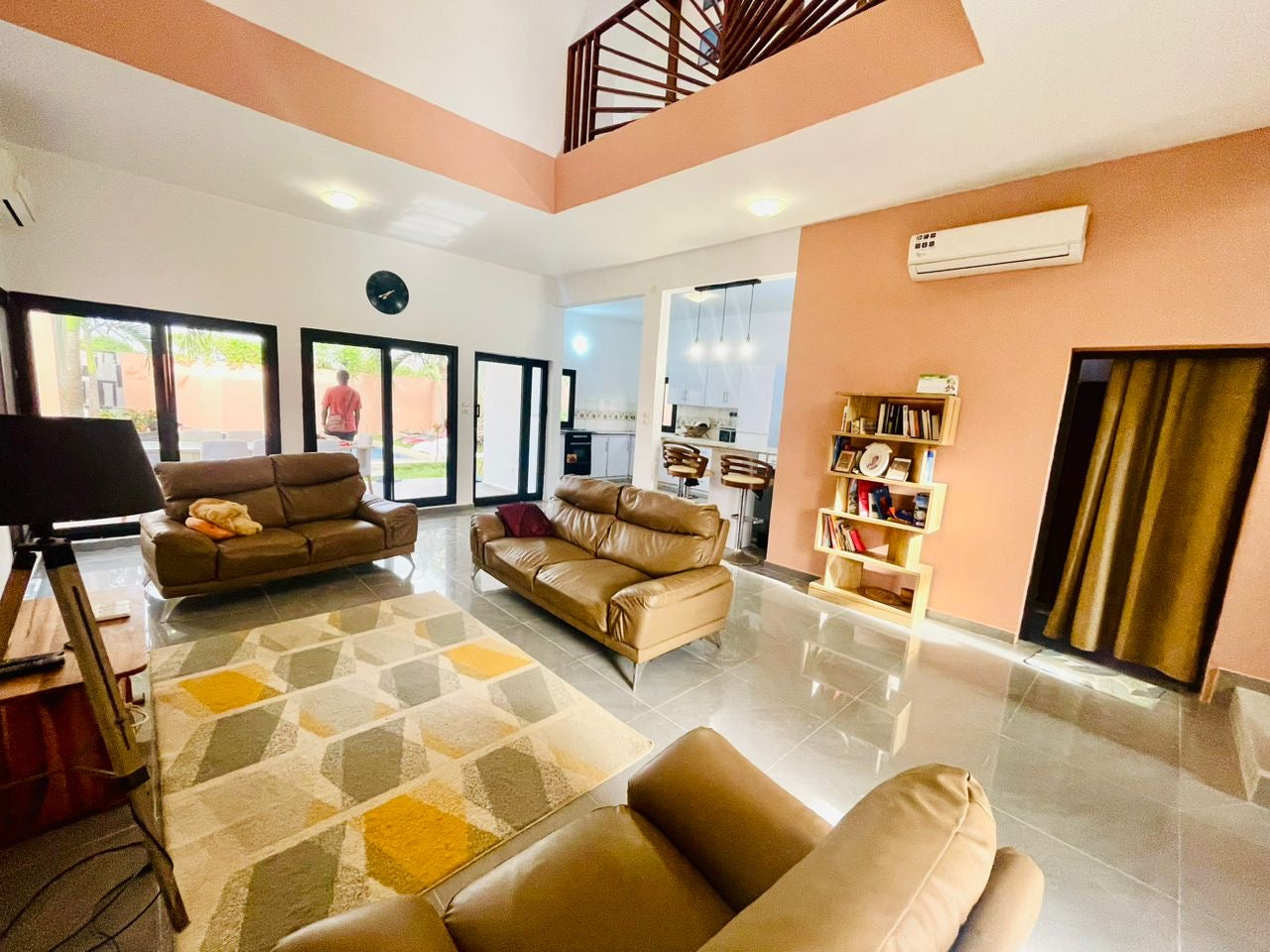 VILLA 6 PIÈCES AVEC PISCINE À VENDRE À ZANGUÉRA – 1/2 LOT – NON LOIN DE MACO