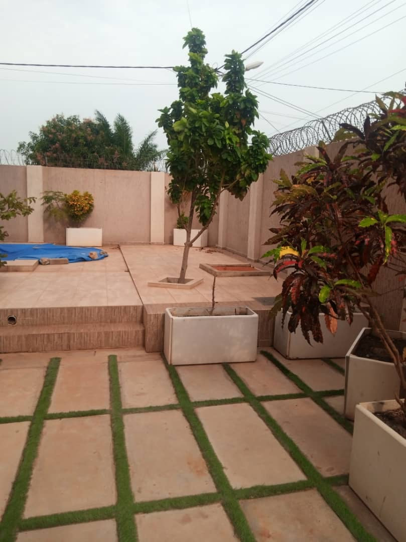 VILLA DE STANDING 11 PIÈCES AVEC PISCINE À VENDRE À SÉGBÉ – 5a 85ca