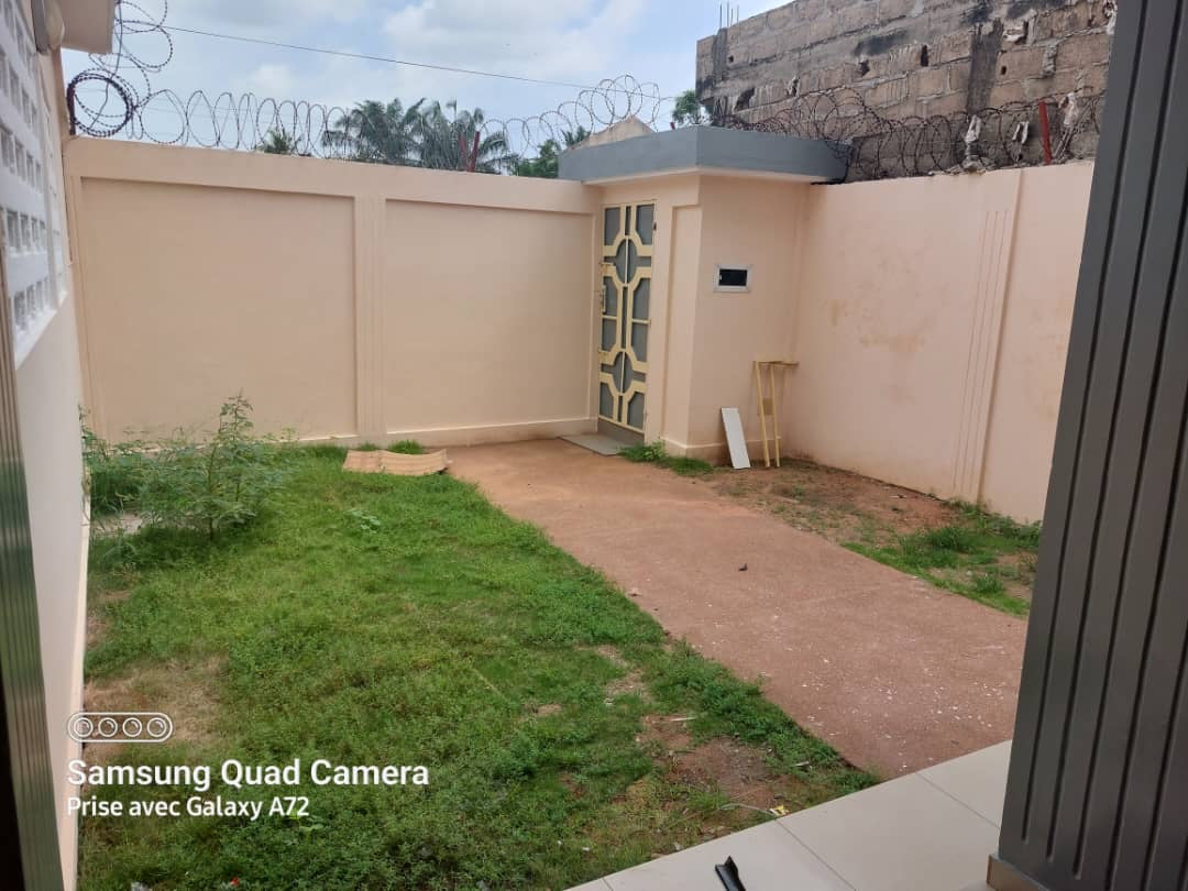À LOUER – VILLA MEUBLÉE DE 5 PIÈCES À AGOÈ FIL O PARC – 100M DU GOUDRON – 300.000F CFA/MOIS