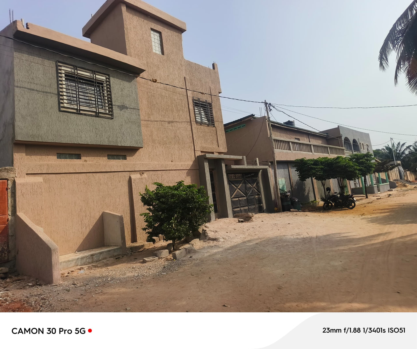 À VENDRE – RÉSIDENCE DUPLEX DE 25 PIÈCES SUR 2 LOTS À ADIDOGOMÉ SAGBADO – 450 MILLIONS FCFA (À DÉBATTRE)