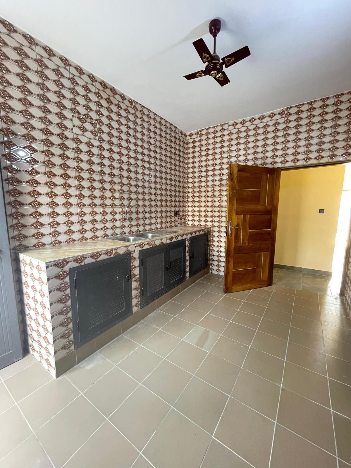 KPOGAN – VILLA 6 CHAMBRES À LOUER À 400 000 FCFA/MOIS