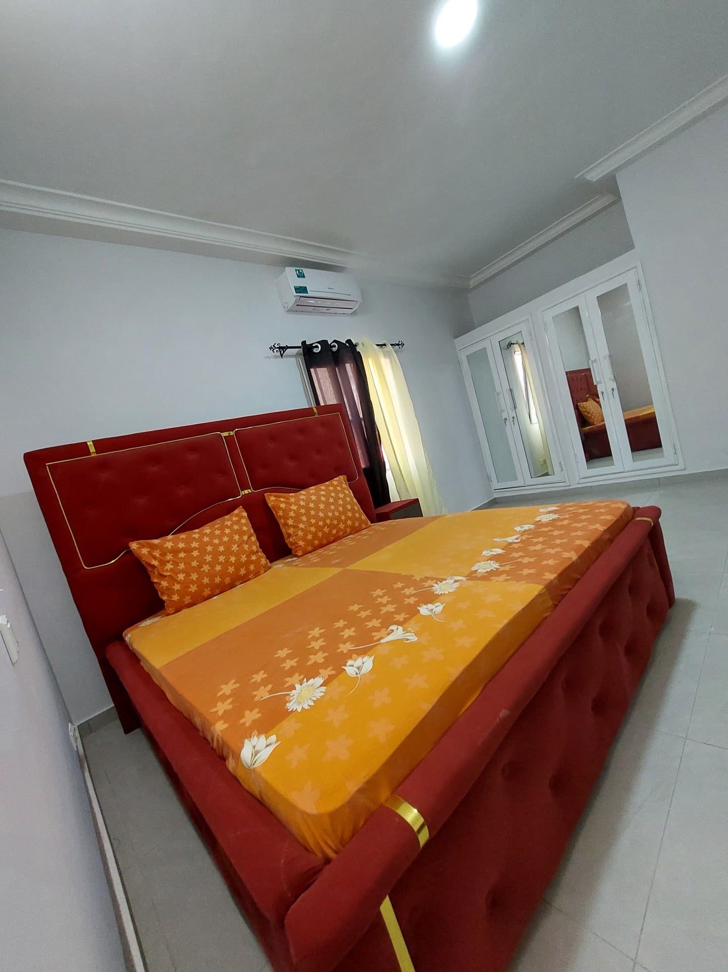 À LOUER – VILLA MEUBLÉE 4 PIÈCES (3 CHAMBRES SALON) AVEC PISCINE ET JARDIN À KPOGAN