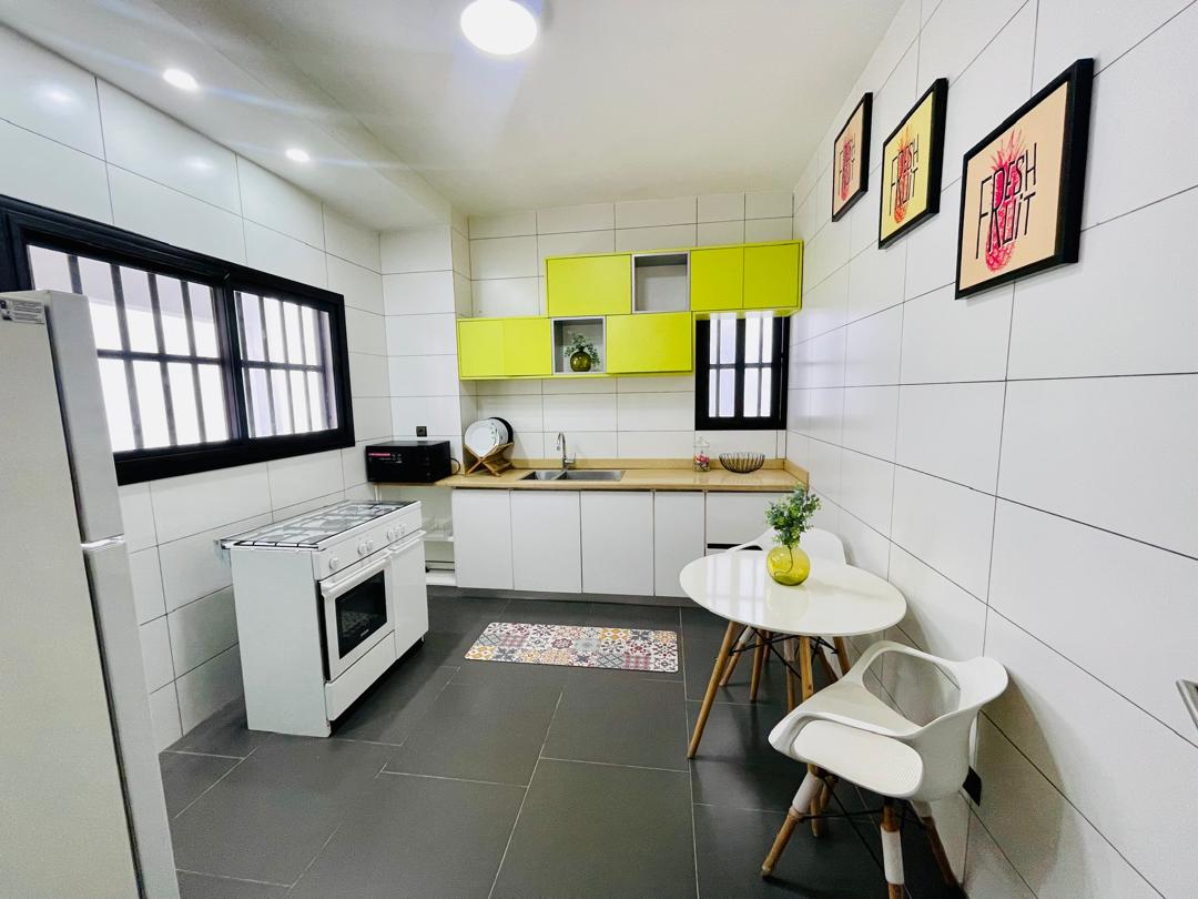 À LOUER : VILLA DUPLEX MEUBLÉ (3 CHAMBRES, BUREAU, GARAGE 2 VOITURES)