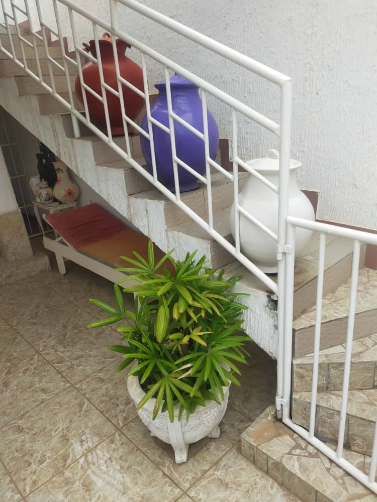 APPARTEMENTS À VENDRE À TOTSI – 5 CHAMBRES + 2 DÉPENDANCES