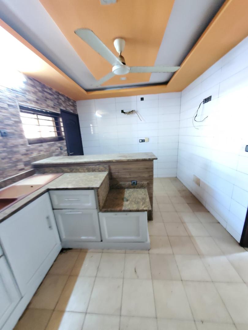 À LOUER – Villa Spacieuse à Hedzranawoé | 4 Chambres, Jardin, Garage, Dépendance | 700.000 FCFA/Mois