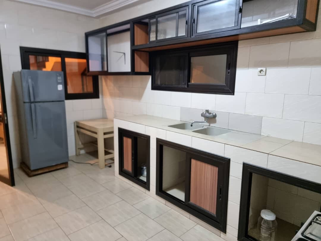 À LOUER – VILLA MEUBLÉE DUPLEX AVEC PISCINE – 6 CHAMBRES, 2 SALONS, 2 CUISINES – AGOÈ RÉSERVE – 1.300.000 F CFA/MOIS