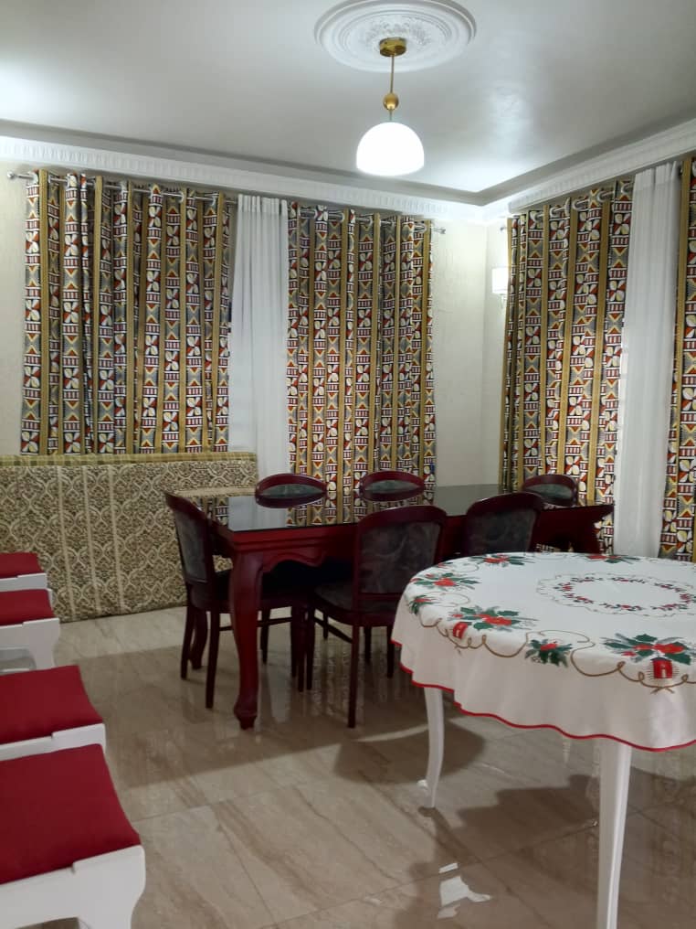VILLA MEUBLÉE À LOUER À KPOGAN (8 PIÈCES, 5 CHAMBRES, 3 CUISINES)