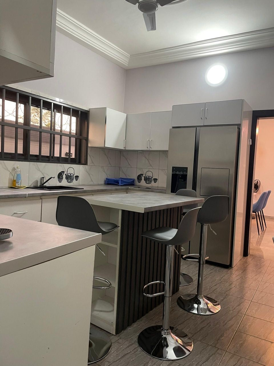 À LOUER – VILLA DUPLEX MEUBLÉE 3 PIÈCES (2 CHAMBRES SALON) À VAKPOSSITO