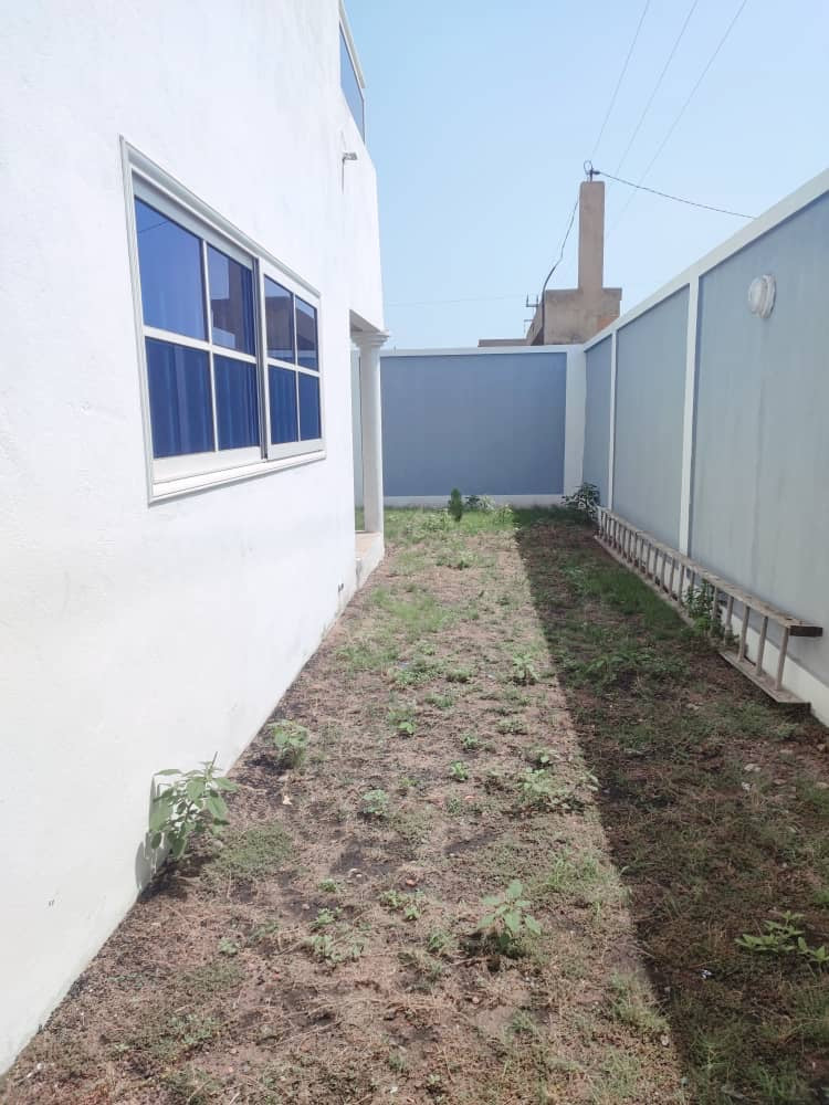 VILLA DE 5 CHAMBRES À VENDRE À BAGUIDA À 400M DU GOUDRON, SUR 1 LOT AVEC JARDIN ET MEZZANINE