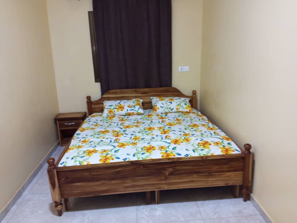 À LOUER – VILLA MEUBLÉE 4 PIÈCES (3 CHAMBRES, 1 SALON) À ADIDOGOMÉ MOKPOKPO