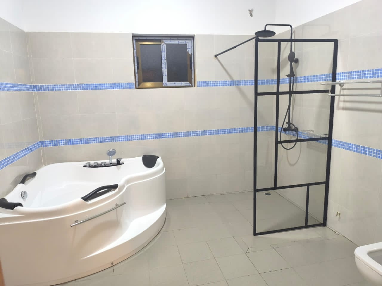 VILLA 4 PIÈCES À LOUER À NYÉKONAKPOÈ – À 40M DU GOUDRON