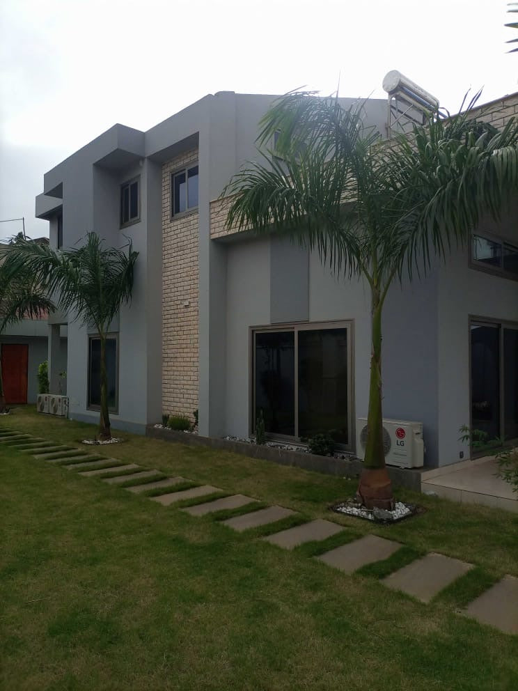 MAGNIFIQUE VILLA SEMI-MEUBLÉE À VENDRE À KEGUE - 9 PIÈCES