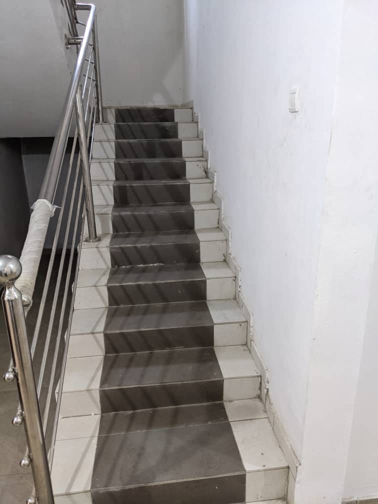 VILLA DE 5 CHAMBRES À VENDRE À BAGUIDA À 400M DU GOUDRON, SUR 1 LOT AVEC JARDIN ET MEZZANINE