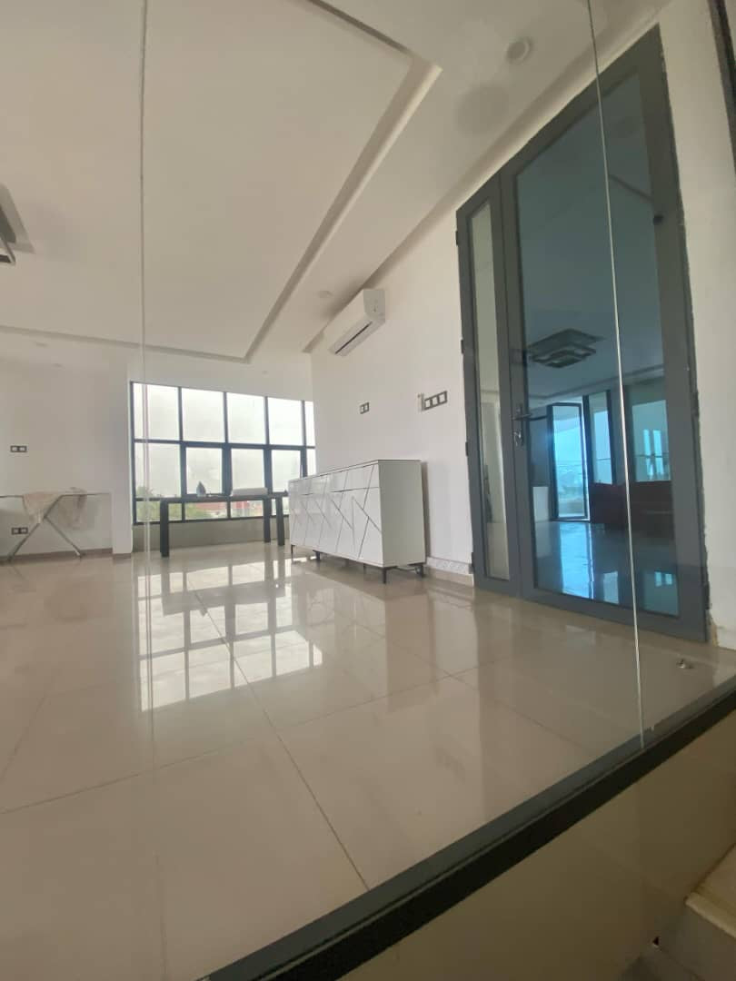 À LOUER – VILLA MEUBLÉE DE 5 PIÈCES AVEC PISCINE ET JARDIN À AGOÈ FIL O PARK – 1.000.000F CFA/MOIS
