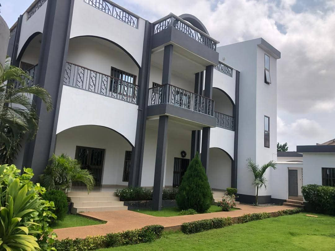 UNE VILLA 12 PIÈCES À VENDRE À  LOMÉ - BE-KLIKAME