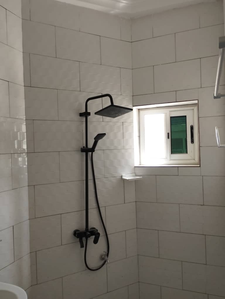 À VENDRE : VILLA DUPLEX DE 5 PIÈCES SUR 300 m² À AGBATA (CÔTÉ NON PLAGE)