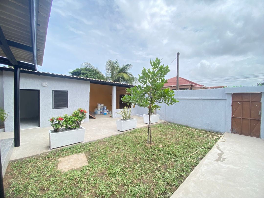 UNE VILLA 3 PIÈCES À LOUER À ADÉWUI À 100M DES PAVÉS